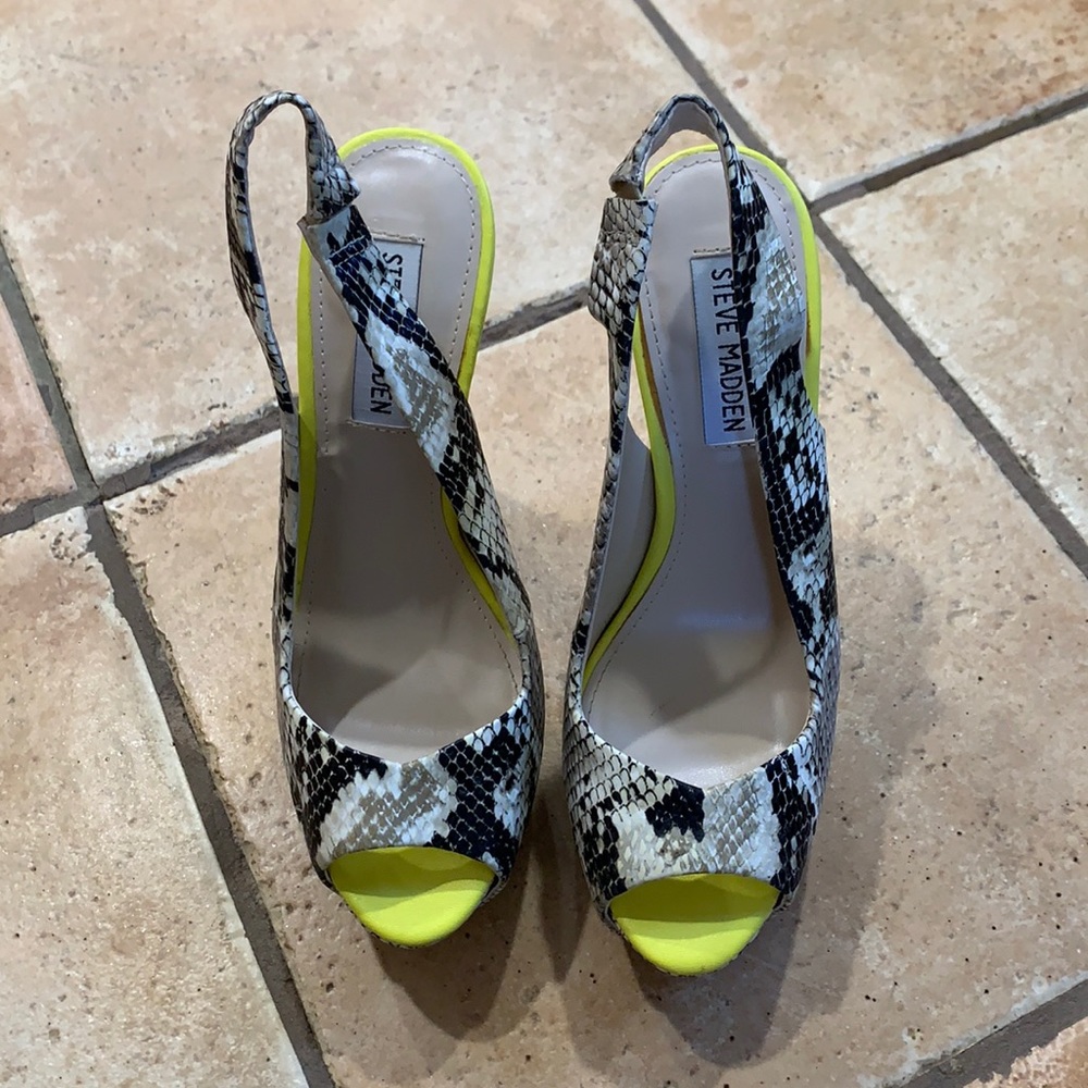 STEVE MADDEN OPEN TOE SNAKE SKIN HEEL - SIZE 7.5